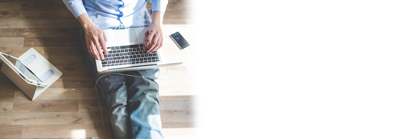 Ondernemer werkt online vanaf een berglocatie